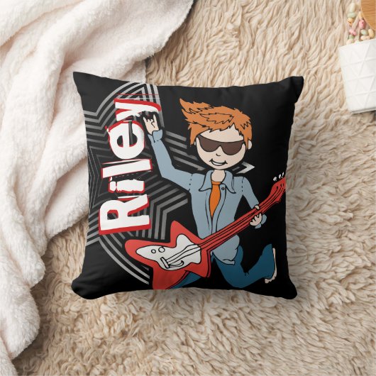 子供はロックスターのギターの男の子の黒く及び赤い枕を示します クッション (ブランケット)