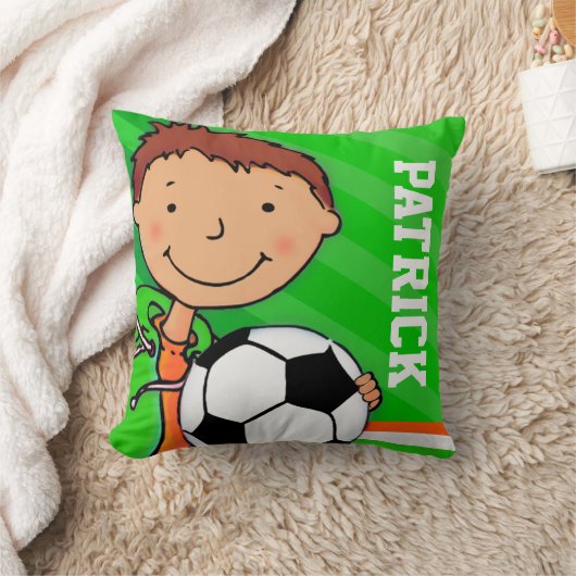 子供は男の子のフットボールのサッカーの緑の枕クッションを示します クッション (ブランケット)