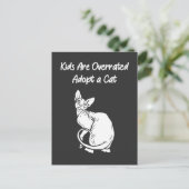 子供は過大評価され、猫とSphynx猫を採用 ポストカード (スタンド正面)