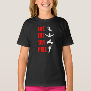 子供へチアリーダーをするジャンプのコンボのTシャツ Tシャツ