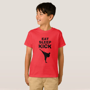 子供へ睡眠の蹴りの空手の武道のTシャツを食べて下さい Tシャツ