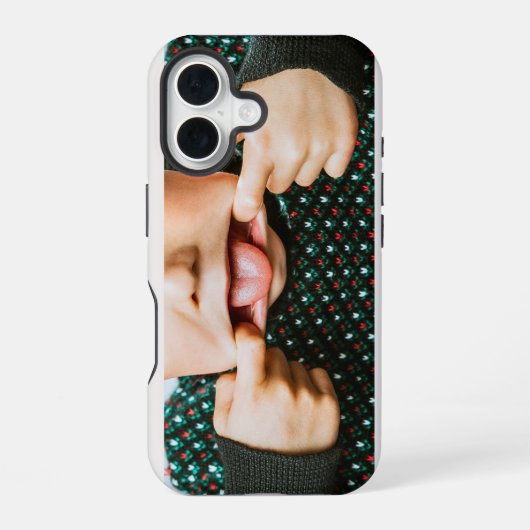 子供らしいけど効果的な顔 iPhone 16ケース (裏面)