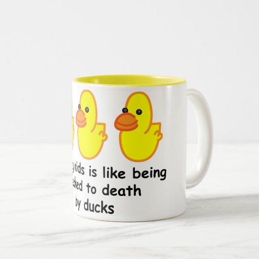 子供を育てることは死にくちばしでつつかれることのようです ツートーンマグカップ (正面右)
