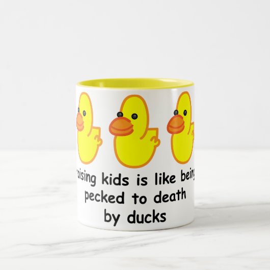 子供を育てることは死にくちばしでつつかれることのようです ツートーンマグカップ (中央)