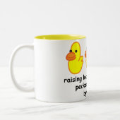 子供を育てることは死にくちばしでつつかれることのようです ツートーンマグカップ (左)