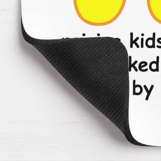 子供を育てることは死にくちばしでつつかれることのようです マウスパッド (コーナー)