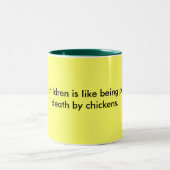 子供を育てることは死にくちばしでつつかれることのよう…です ツートーンマグカップ (中央)