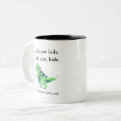 子供を食べ連れよう。さあ、食べ子供たち。 ツートーンマグカップ (正面左)