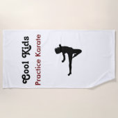 子供クールが空手を練習 ビーチタオル (正面)