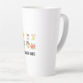 子供用のキュートなサマー・バイブスTシャツ カフェラテマグ (右アングル)
