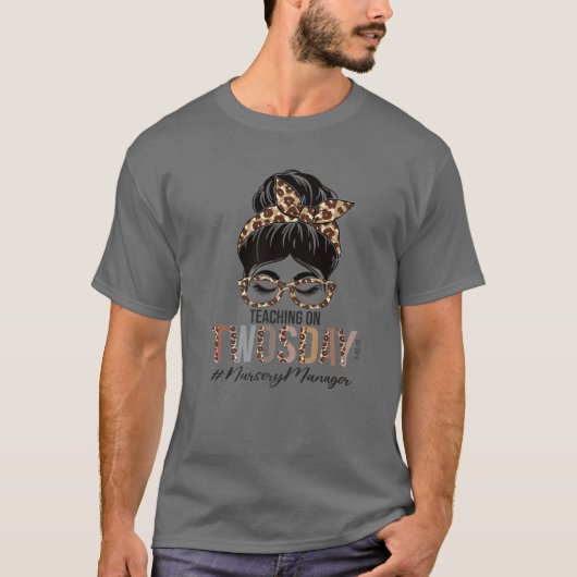 子供部屋マネージャー教えのMessy Bunの2222 Tシャツ (正面)