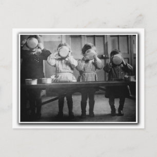 子供食べ物の子供。フランスc1941 ポストカード