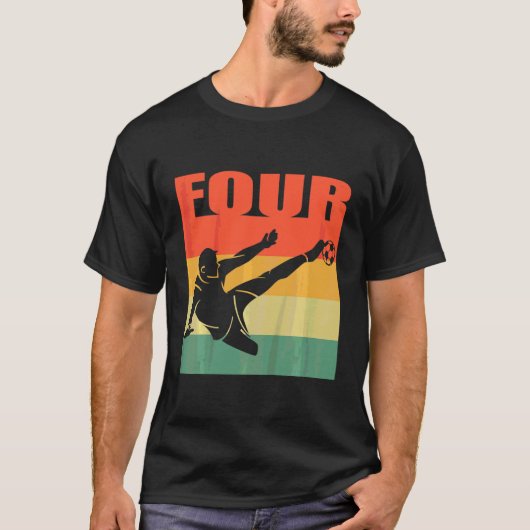 子供4歳の誕生日の男の子の女の子4歳のフットバル Tシャツ (正面)