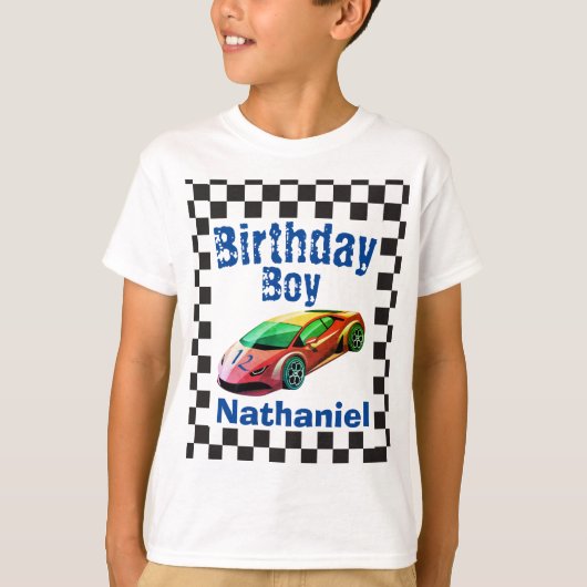子供 スポーツ レースカー 誕生日 カスタムネーム Tシャツ (正面)