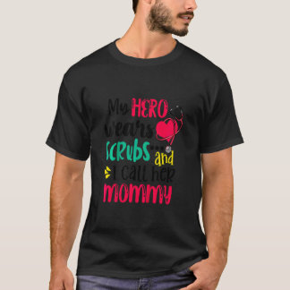 子供 私のヒーローはスクラブを着ており、私は彼女をママと呼んでいます 看護師 Tシャツ