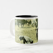 子牛、c.1900 (写真)を決め付けているアメリカのカウボーイ ツートーンマグカップ (正面左)