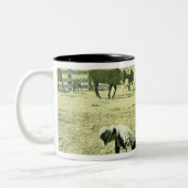 子牛、c.1900 (写真)を決め付けているアメリカのカウボーイ ツートーンマグカップ (左)