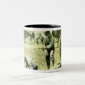 子牛、c.1900 (写真)を決め付けているアメリカのカウボーイ ツートーンマグカップ (中央)