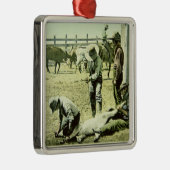 子牛、c.1900 (写真)を決め付けているアメリカのカウボーイ メタルオーナメント (右)