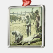 子牛、c.1900 (写真)を決め付けているアメリカのカウボーイ メタルオーナメント (左)