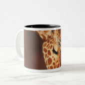 子牛(Giraffaのcamelopardalis)を持つ大人のキリン ツートーンマグカップ (正面左)