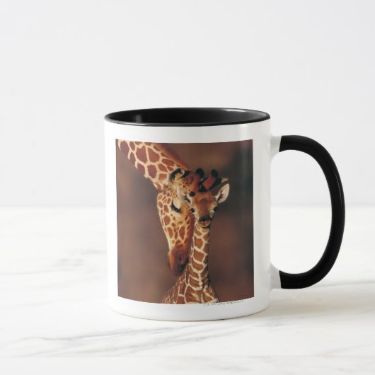 子牛(Giraffaのcamelopardalis)を持つ大人のキリン マグカップ (右)