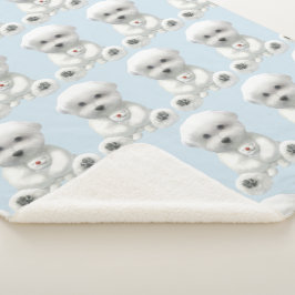 子犬がおもちゃを抱きしめている シェルパブランケット