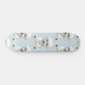 子犬がおもちゃを抱きしめている スケートボード (横)