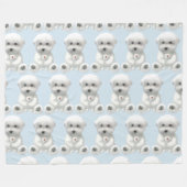 子犬がおもちゃを抱きしめている フリースブランケット (正面(横))