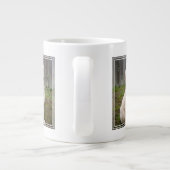 子犬が草の中に座る ジャンボコーヒーマグカップ (裏面)