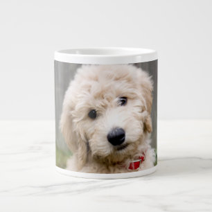 子犬が草の中に座る ジャンボコーヒーマグカップ