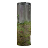 子犬が草の中に座る タンブラー (裏面)