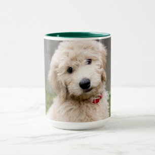 子犬が草の中に座る マグカップ