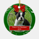 子犬と子猫のクリスマス、赤と緑のヒイラギと実 セラミックオーナメント (正面)