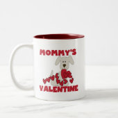 子犬のお母さんのバレンタインのTシャツおよびギフト ツートーンマグカップ (左)