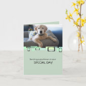 子犬のキスを特別な日に送る カード (黄色い花)