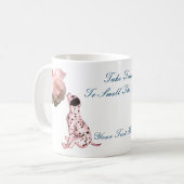 子犬のバラを嗅感動的ぐ コーヒーマグカップ (正面左)