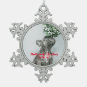 子犬のパグフォトタイポグラフィかわいい スノーフレークピューターオーナメント (正面)