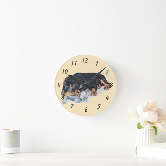 子犬の抱きしめるテディー・ベアのロットワイラー犬 ラウンド壁時計 (ホーム)