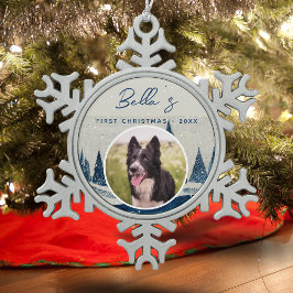 子犬の最初のクリスマス 冬の森の犬の写真 スノーフレークピューターオーナメント