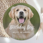 子犬の誕生日パーティーカスタムペットフォト ペーパープレート<br><div class="desc">誕生日ボーイ！あなたの子犬または犬の誕生日パーティーに仕上げtouchを追加するシンプルこのデザインペットの写真の誕生日の男の子の誕生日紙パーティーのプレート。あなたの写真を追加お気に入りのし、名前、誕生日の番号でパーソナライズ。女の子の誕生日の女の子に変更。ペットの誕生日パーティーの装飾とギフトのためのコレクションを訪問。このコレクションはお気に入りの愛犬家と犬のママの間で！COPYRIGHT © 2020 Judy Burrows,  Black Dog Art - All Rights Reserved.子犬の誕生日パーティーカスタムペットフォト紙プレート</div>