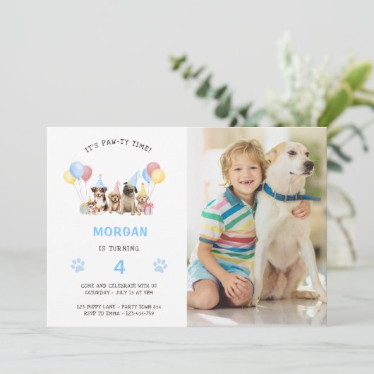 子犬の誕生日パーティー水の色フォトブルー 招待状 (スタンド正面)