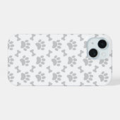 子犬の足跡と骨の模様 iPhone 15ケース (裏面横)