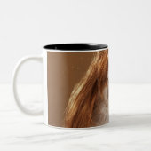 子犬の身に着けているショウガのかつら ツートーンマグカップ (左)