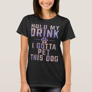 子犬は私の飲み物を保持し、私はこの犬の男性をペットにする Tシャツ