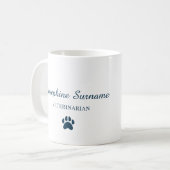 子犬を抱く獣医さん オーダーメイドの名前入り コーヒーマグカップ (正面左)