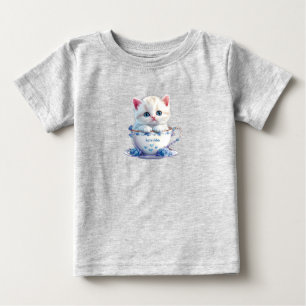 子猫がカップに入った青い花のベビーTシャツ ベビーTシャツ