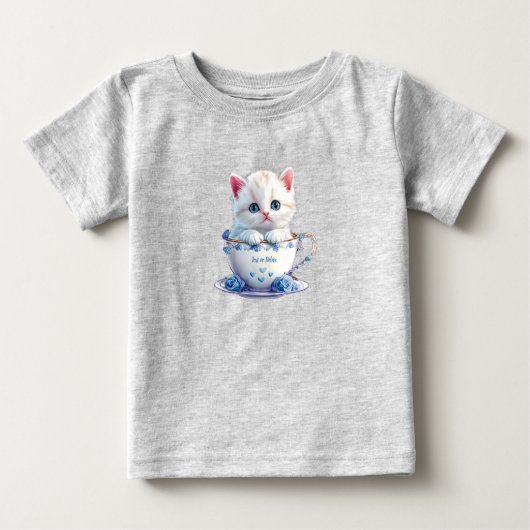 子猫がカップに入った青い花のベビーTシャツ ベビーTシャツ (正面)