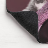 子猫がグリッターの靴で座る マウスパッド (コーナー)