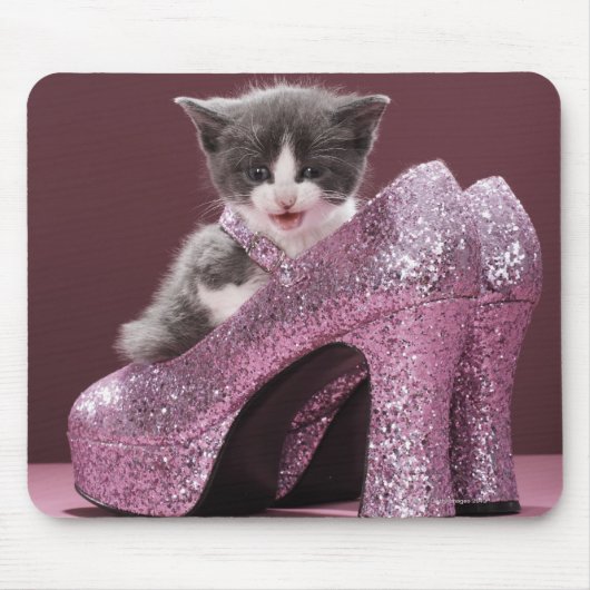 子猫がグリッターの靴で座る マウスパッド (正面)